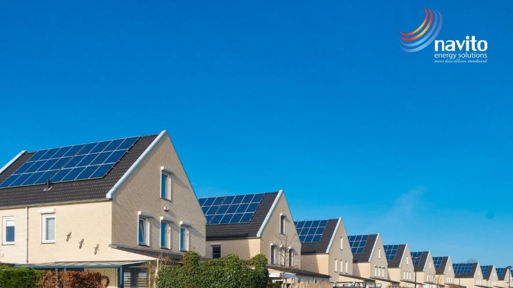 Rij woningen met zonnepanelen op het dak