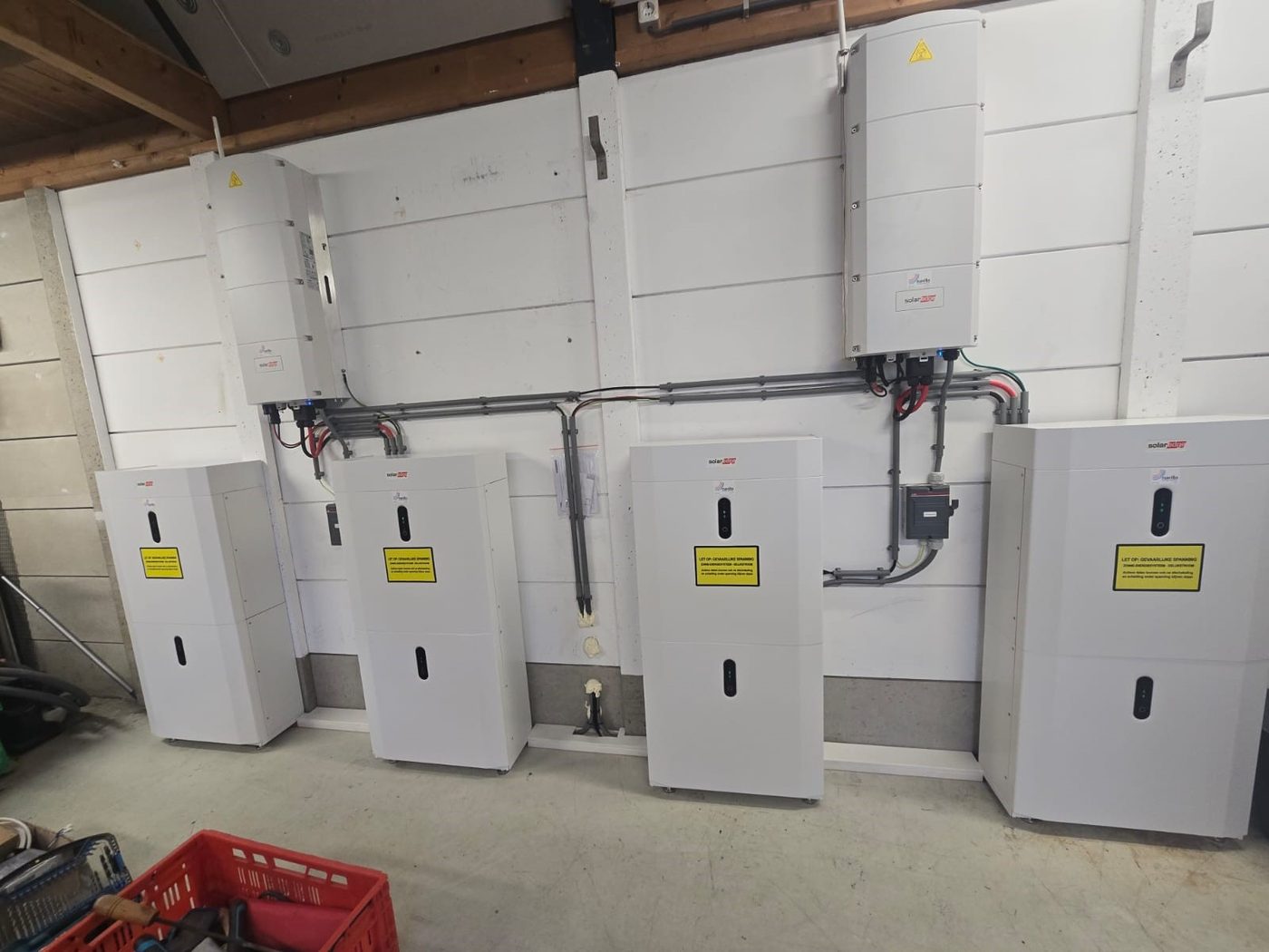 Meerdere SolarEdge-thuisbatterijen met omvormers, geïnstalleerd door Navito